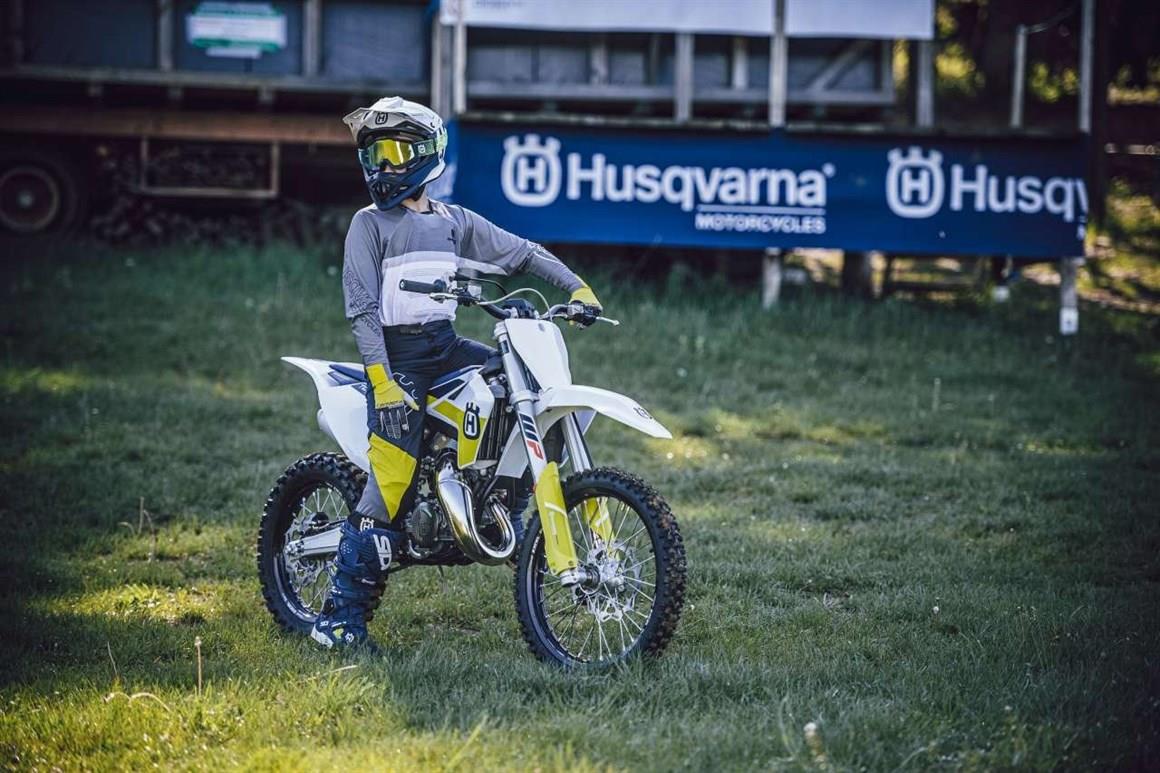 HUSQVARNA ITRACK RAILED ÇOCUK ELDİVEN