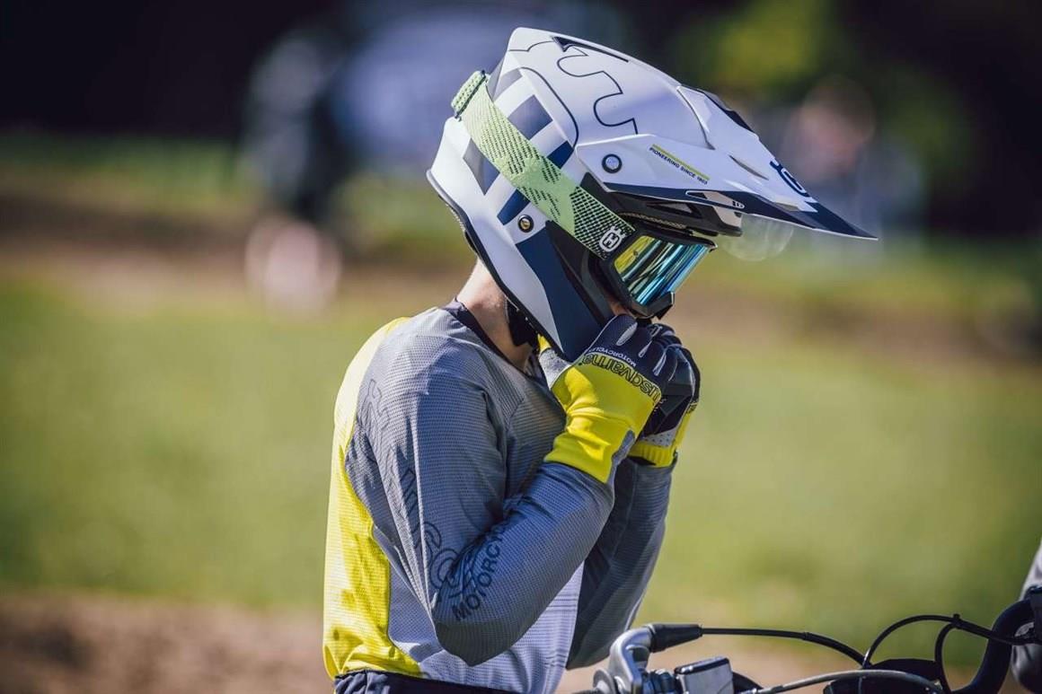 HUSQVARNA ITRACK RAILED ÇOCUK ELDİVEN