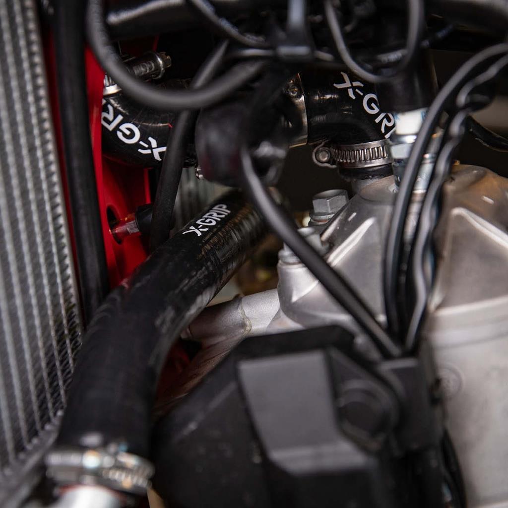 X-GRİP 24-25 KTM HUSQ GASGAS 2T RADYATÖR BORUSU SİYAH