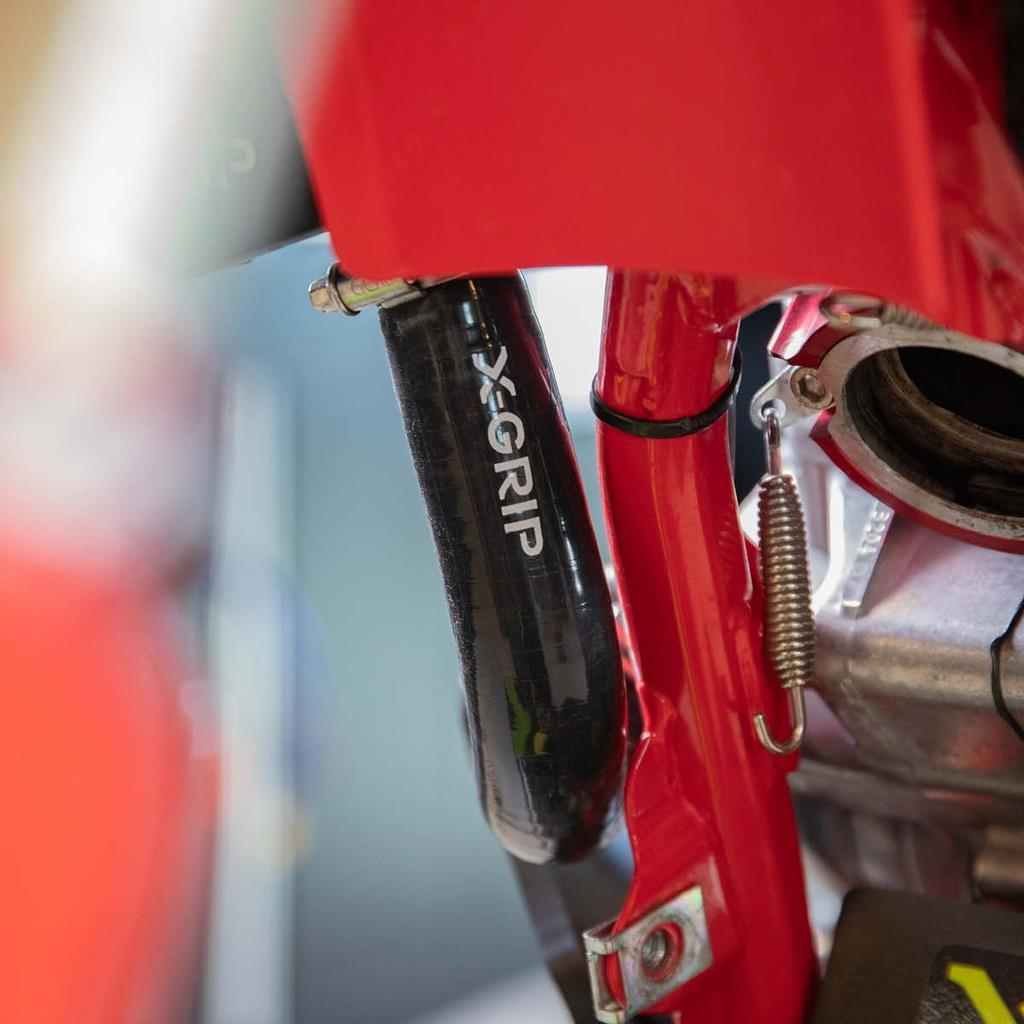 X-GRİP 24-25 KTM HUSQ GASGAS 2T RADYATÖR BORUSU SİYAH