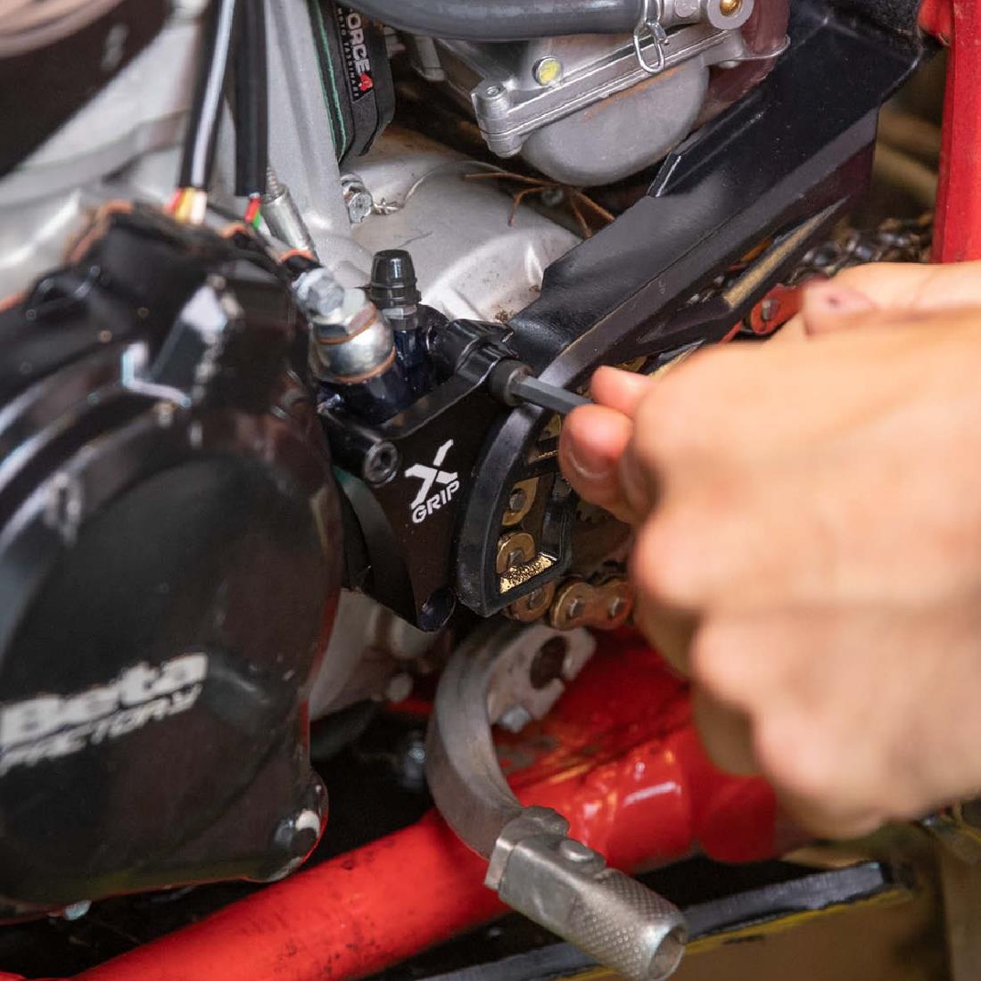 X-GRİP BETA RR X-TRAİNER DEBRİYAJ ALT MERKEZ KORUMA 18-24